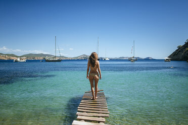 Spian, Ibiza, Frau im Bikini auf Steg stehend, Rückansicht - KIJF01010