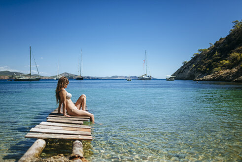 Spian, Ibiza, Frau im Bikini auf Steg sitzend - KIJF01012