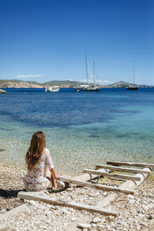 Spian, Ibiza, Frau sitzt am Strand - KIJF01014