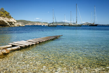 Spain, Ibiza, Jetty in bay with sailing boats - KIJF01016