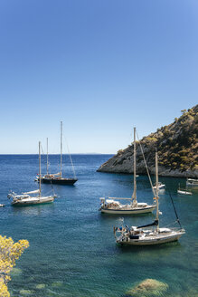 Spian, Ibiza, Strand Llentrisca mit Segelbooten im Hintergrund - KIJF01017