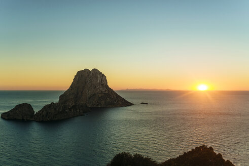 Spian , Ibiza, Insel Es Vedra bei Sonnenuntergang - KIJF01023