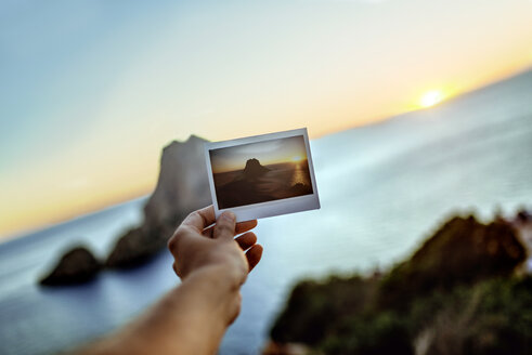 Bild der Insel Es Vedra, Ibiza, Spanien, in der Hand - KIJF01024