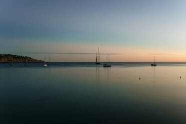 Spian, Ibiza, Strand Sa Caixota mit Segelbooten bei Sonnenuntergang - KIJF01037