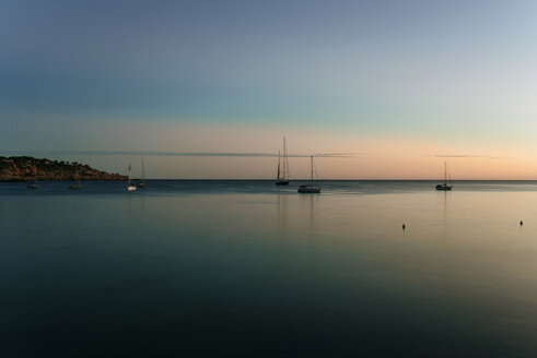 Spian, Ibiza, Strand Sa Caixota mit Segelbooten bei Sonnenuntergang - KIJF01037