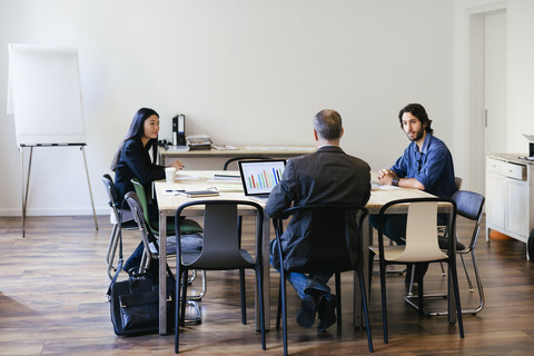 Geschäftsleute bei einer Teambesprechung im Büro, lizenzfreies Stockfoto