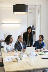 Geschäftsleute bei einem Treffen im Büro - EBSF01900