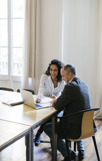 Geschäftsleute, die im Büro zusammenarbeiten - EBSF01902