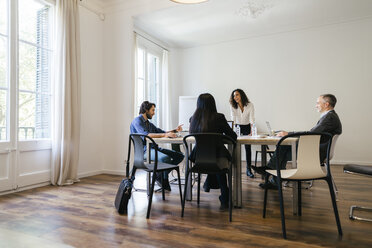 Geschäftsleute bei einer Teambesprechung im Büro - EBSF01914