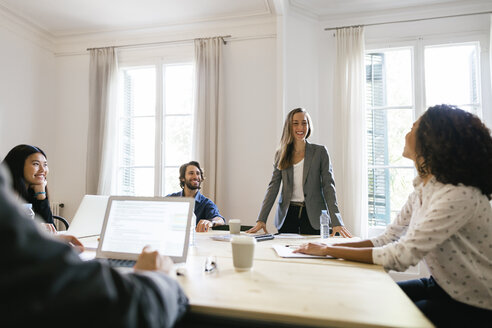 Geschäftsleute bei einer Teambesprechung im Büro - EBSF01915