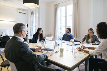 Geschäftsleute bei einer Teambesprechung im Büro - EBSF01916