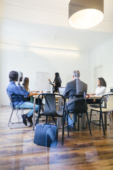 Geschäftsleute bei einer Teambesprechung im Büro - EBSF01921