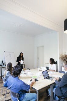 Geschäftsleute bei einer Teambesprechung im Büro - EBSF01926