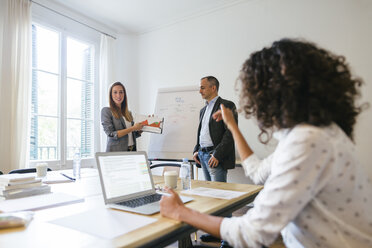 Geschäftsleute bei einer Teambesprechung im Büro - EBSF01928