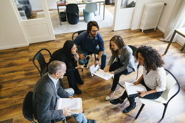 Geschäftsleute bei einer Teambesprechung im Büro - EBSF01950