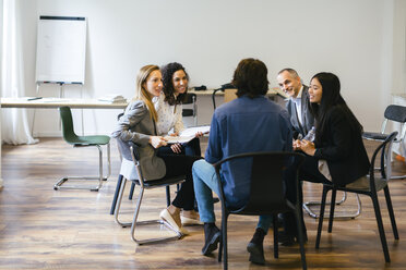 Geschäftsleute bei einer Teambesprechung im Büro - EBSF01955