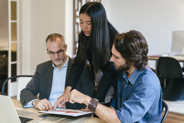 Business people having a team meeting in office - EBSF01964