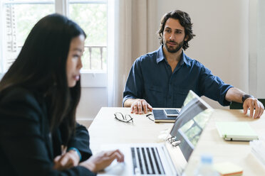 Geschäftsleute arbeiten im Büro zusammen - EBSF01975