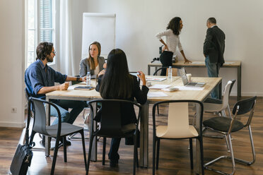 Business people having a team meeting in office - EBSF01978