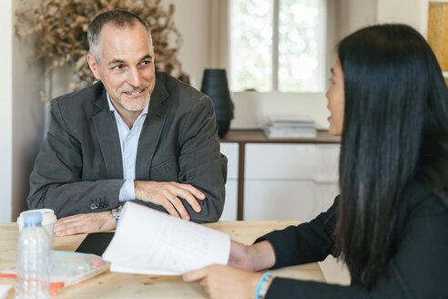 Geschäftsleute arbeiten im Büro zusammen - EBSF01992