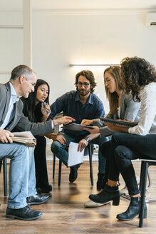 Business people having a team meeting in office - EBSF01998