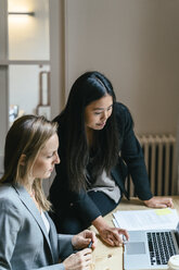 Zwei Geschäftsfrauen arbeiten im Büro zusammen - EBSF02010