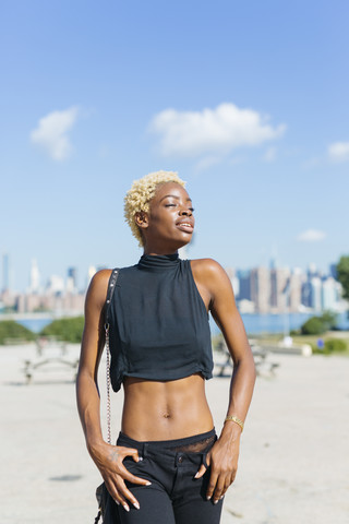 USA, New York City, Brooklyn, junge Frau genießt den Sonnenschein, lizenzfreies Stockfoto
