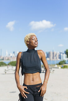 USA, New York City, Brooklyn, junge Frau genießt den Sonnenschein - GIOF01669