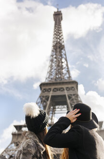 Frankreich, Paris, zwei Frauen mit Blick auf den Eiffelturm - MGOF02638