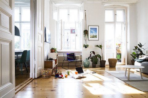 Wohnung im Sonnenlicht, lizenzfreies Stockfoto