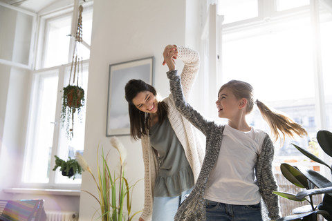 Glückliche Mutter mit Tochter zu Hause, lizenzfreies Stockfoto