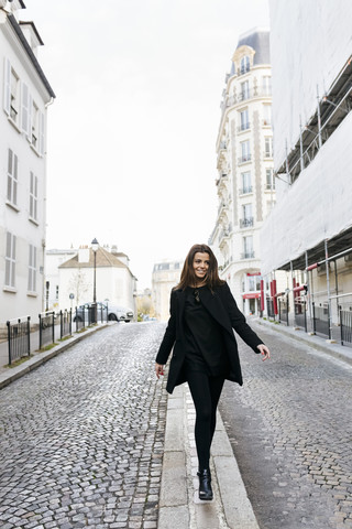 Frankreich, Paris, junge Frau auf den Straßen von Montmartre, lizenzfreies Stockfoto