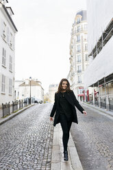 Frankreich, Paris, junge Frau auf den Straßen von Montmartre - MGOF02646