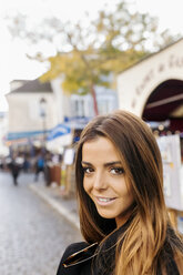 Frankreich, Paris, Porträt einer lächelnden jungen Frau in Montmartre - MGOF02648