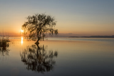 Italy, Umbria, Lake Trasimeno at sunset - LOMF00448