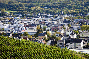 Deutschland, Bad Neuenahr-Ahrweiler, Stadt inmitten von Weinbergen - CSF27850