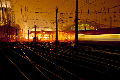 Deutschland, Köln, Hauptbahnhof bei Nacht - CSF27853