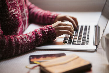 Junge Frau mit Laptop, Teilansicht - KKAF00153