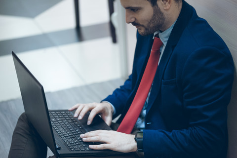 Geschäftsmann benutzt Laptop im Büro, lizenzfreies Stockfoto