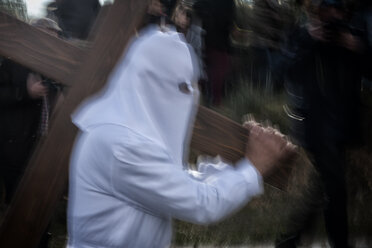 Spain, Bercianos De Aliste, penitent of the Santo Entierro brotherhood carrying a cross during the Good Friday procession - DSG01210