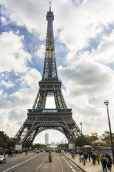 Frankreich, Paris, Blick auf den Eiffelturm - MGOF02658