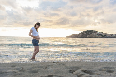 Schwangere Frau am Strand - DIGF01478