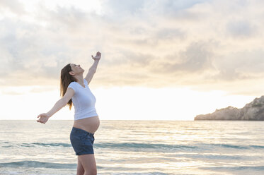Glückliche schwangere Frau am Strand - DIGF01481