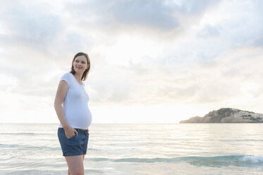 Schwangere Frau am Strand - DIGF01482