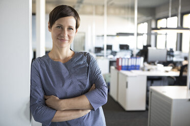 Porträt einer selbstbewussten Geschäftsfrau im Büro - RBF05227