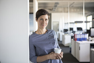 Porträt einer selbstbewussten Geschäftsfrau im Büro - RBF05230