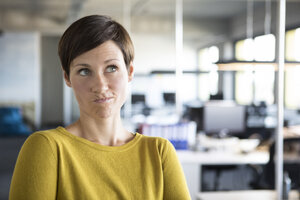 Geschäftsfrau im Büro denkt nach - RBF05236