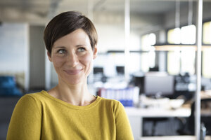Porträt einer lächelnden Geschäftsfrau im Büro - RBF05237