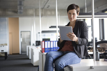 Businesswoman in office using tablet - RBF05240