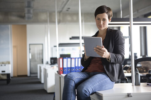 Geschäftsfrau im Büro mit Tablet - RBF05240